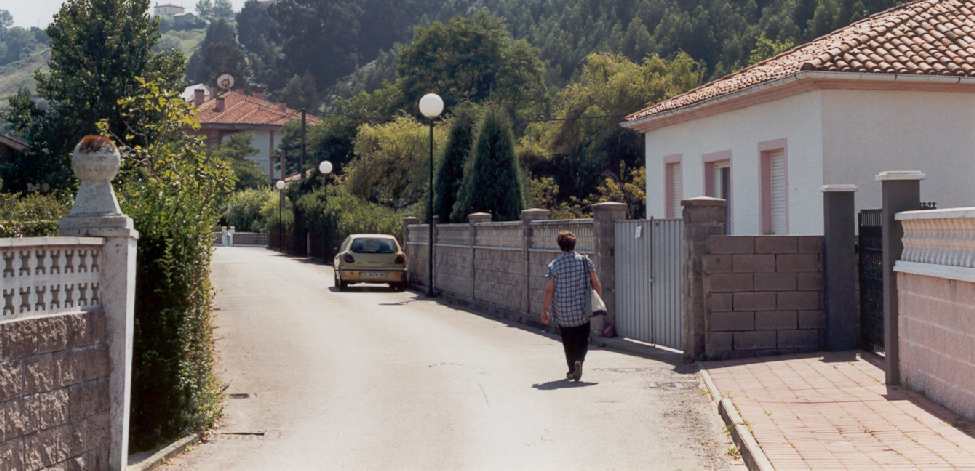 CAMINANDO HACIA LOS APARTAMENTOS