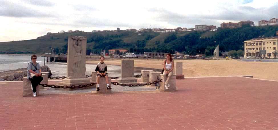 VISTA AL FONDO DE LA DIFERENCIA DE NIVEL ENTRE LA PLAYA Y APARTAMENTOS Y EL PUEBLO DE SUANCES