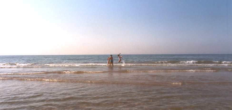 DOLORS DANIEL Y ALANA EN LA PLAYA