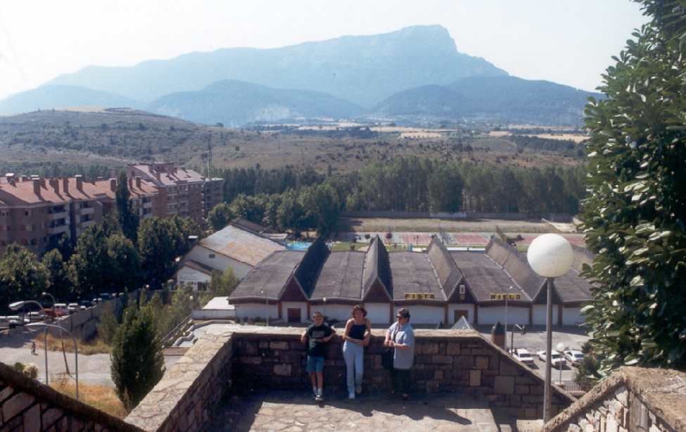 DOLORS CON ALANA Y DANIEL Y LA PE&Ntilde;A OROEL AL FONDO