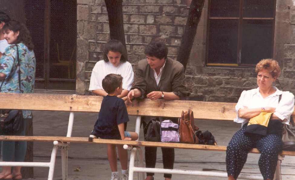 DOLORS ANIMANDO A DANIEL.