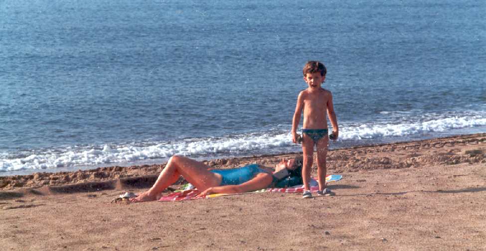 DOLORS TOMANDO EL SOL EN MONTROIG PLAYA