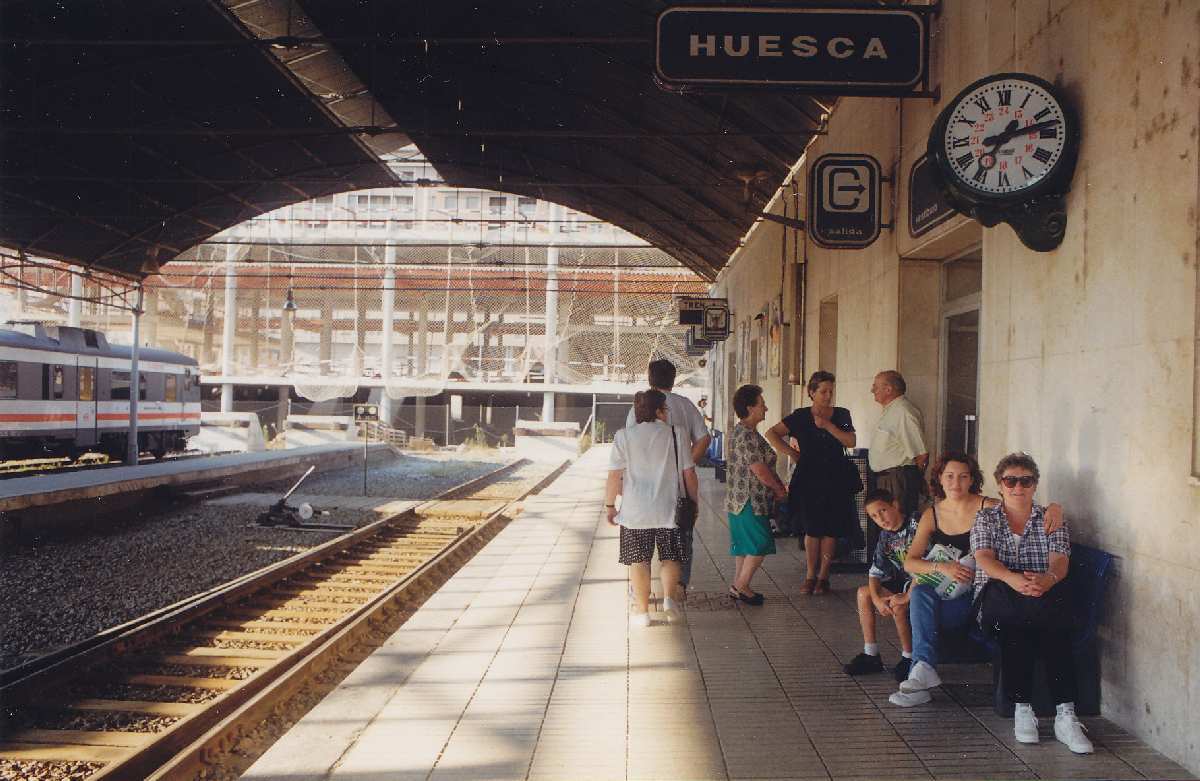 EN LA ESTACION DE HUESCA, CON ALANA Y DANIEL LISTOS PARA REGRESAR A JACA