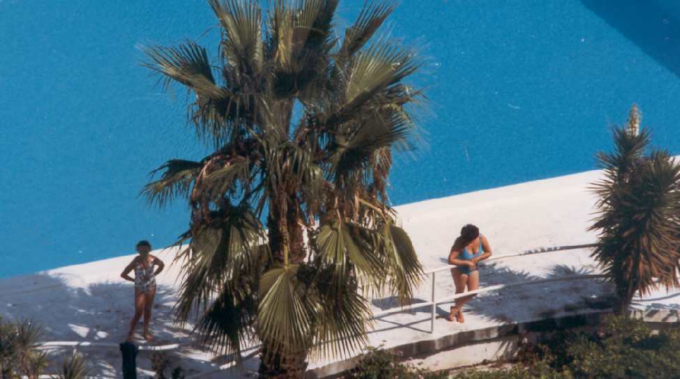 DOLORS Y ALANA EN LA PISCINA