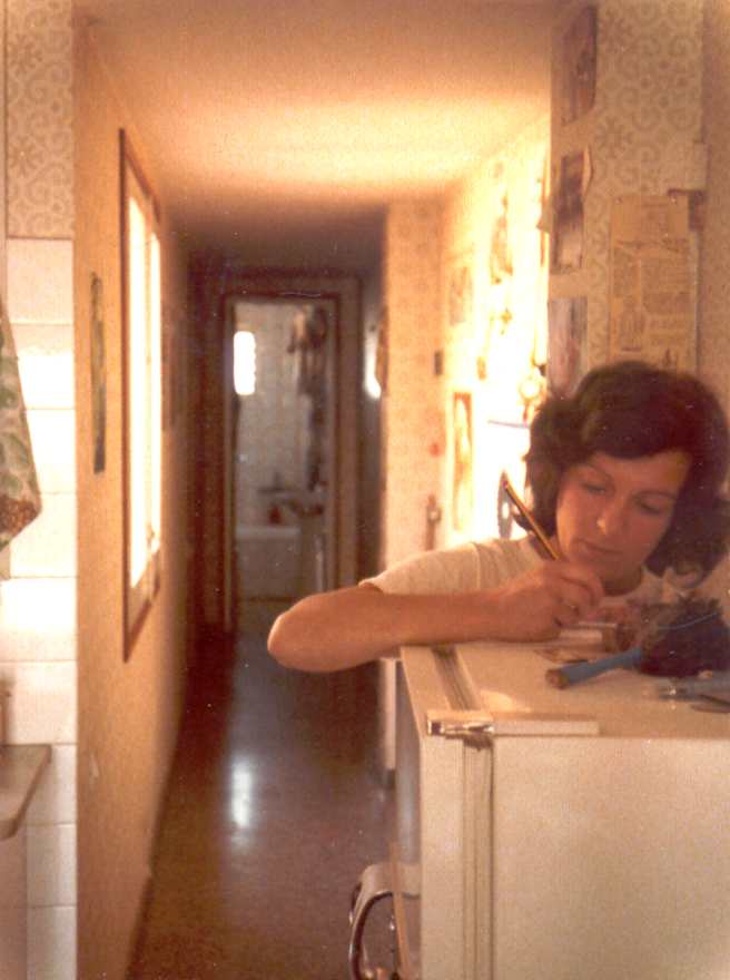 DOLORS ESCRIBIENDO NOTAS DE AMOR SOBRE EL FRIGORIFICO