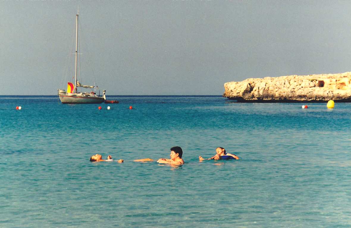 SA CALETA. MENORCA. DOLORS, ALANA Y DANIEL