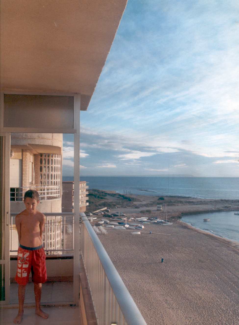 EN TORRELAMATA, ALICANTE. DANIEL EN AL BALCON DEL APARTAMENTO